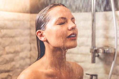 Kvinde i brusebad