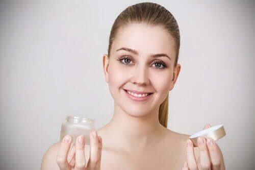 Kvinde viser eksempel på lysnende cremer