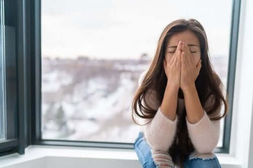PTSD kan ændre en persons adfærd, som denne ængstelige kvinde oplever