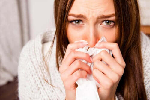 Kvinde med influenza, da influenza spredes nemmere om vinteren