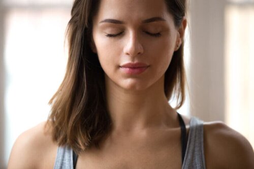Kvinde mediterer for at forbedre sit følelsesmæssige helbred