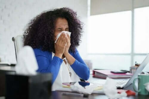 Kvinde nyser, fordi influenza spredes nemmere om vinteren