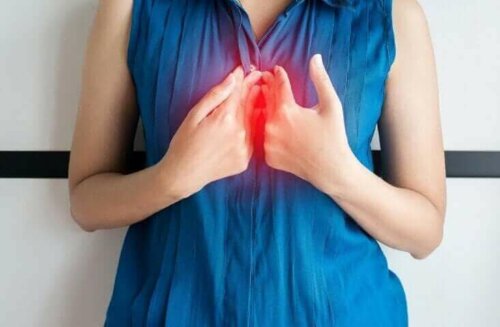 Kvinde med smerter i brystet på grund af kronisk hikke