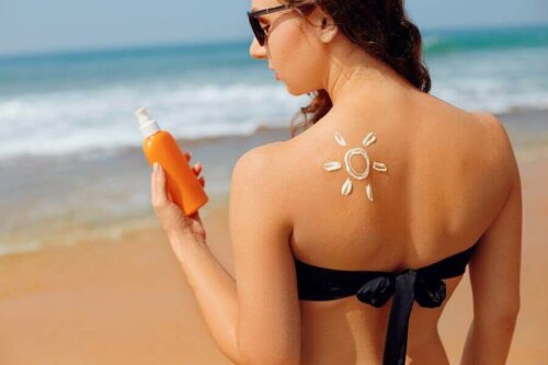 Kvinde med solcreme på ryggen lider af tanoreksi