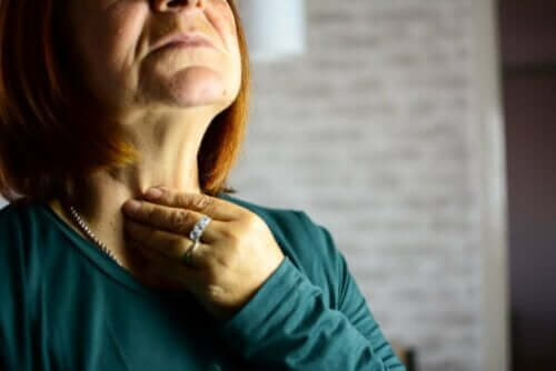Kvinde oplever symptomer på strubebetændelse
