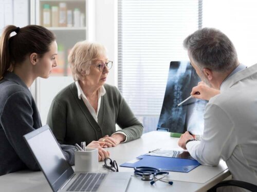 Læge taler med patient om knoglemetastaser