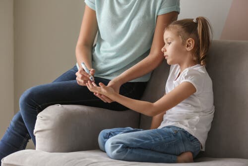 Pige får tjekket blodsukkerniveau