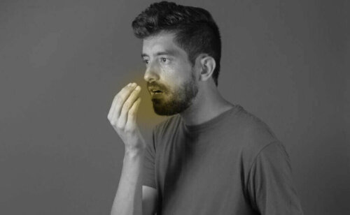 Mand med dårlig ånde