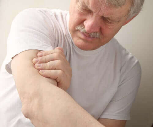 Mand med ondt i armen har brug for neuroterapi