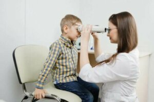 Retinoblastom: Symptomer, årsager og behandling