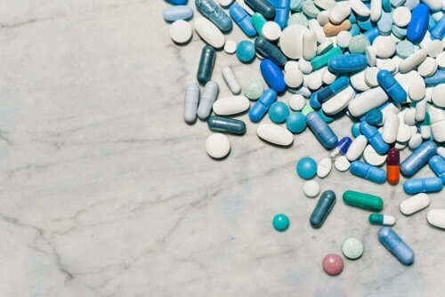 Hele piller på bord, selvom nogle vælger at knuse medicin