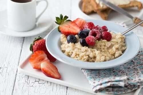 Fødevarer som frugt, æg og havre er gode muligheder for en sund morgenmad