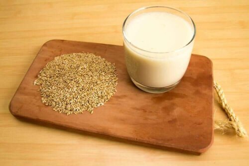 Vegetabilsk mælk i glas
