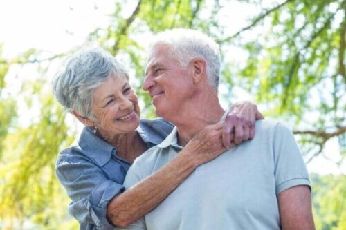 Krammende ældre par illustrerer seksualitet hos ældre