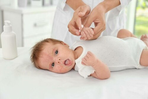 Eksempel på pleje af en nyfødt babys hud