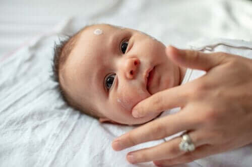 Vigtige aspekter af pleje af en nyfødt babys hud