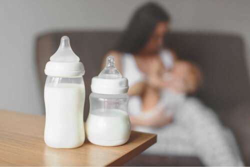 Sutteflasker på bord symboliserer fravænning af baby