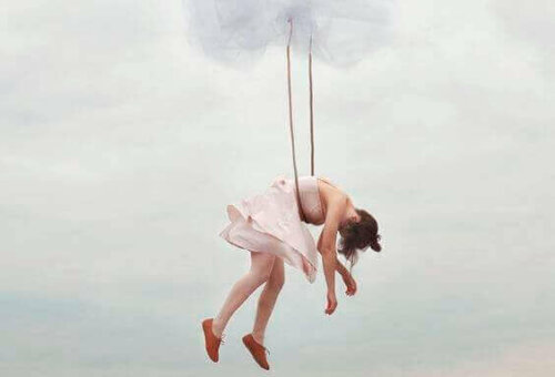 Ballerina hænger i reb på himmel
