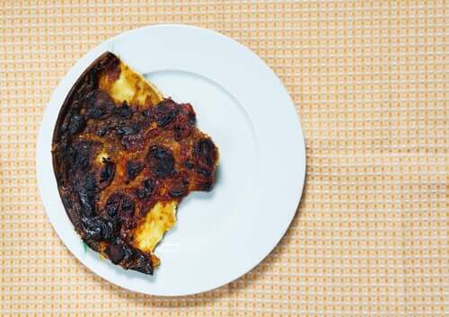 Brændt pizza på tallerken