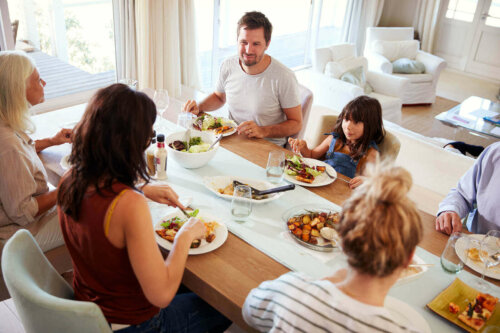 Familie spiser aftensmad sammen
