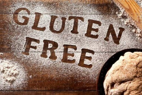Glutenfri skrevet i mel på bord