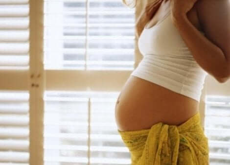 Kvinde med gravid mave
