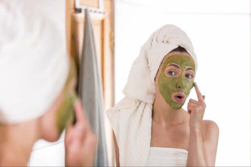 Kvinde påfører ansigtsmaske