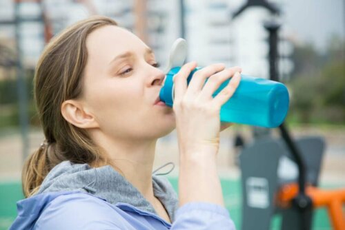 Kvinde drikker vand for at opretholde væske- og elektrolytbalancen