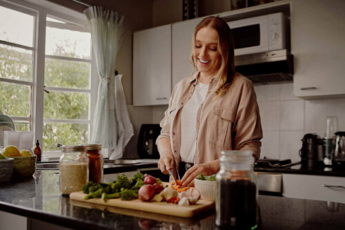 Kvinde laver aftensmad