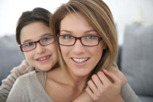 Kvinde og pige med briller
