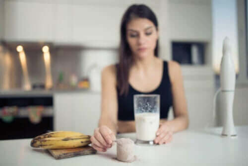 Kvinde laver smoothie med banan
