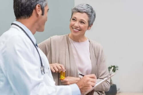 Kvinde taler med læge om østrogen