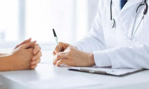 Læge taler med patient om at kontrollere crohns sygdom