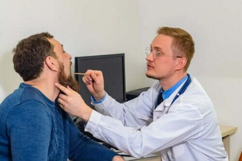 Læge tjekker patient for hævede stemmebånd