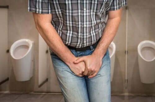 Mand tager sig til underliv på toilet og har brug for antibiotika mod urinvejsinfektioner