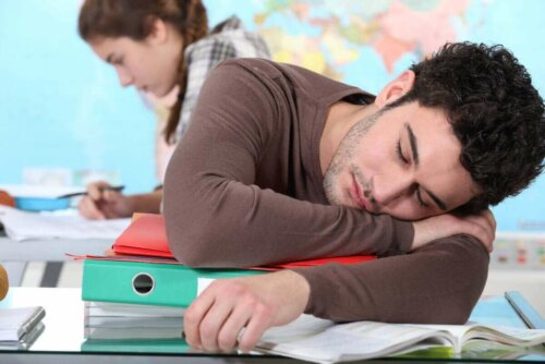 Mand sover i klasseværelse