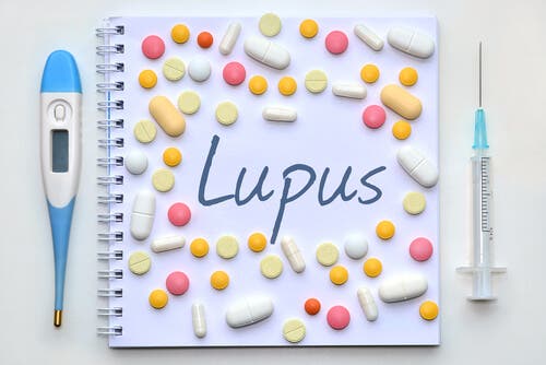 Lupus medicin, sprøjte og termometer