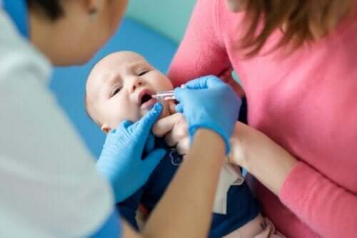 Barn vaccineres mod poliomyelitis