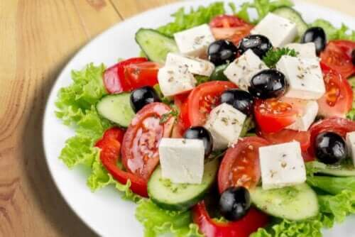 Salat med oliven og feta