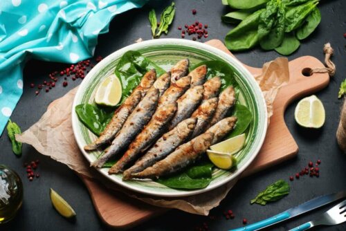 Der er mange fordele ved sardiner, som her ses på tallerken på bord