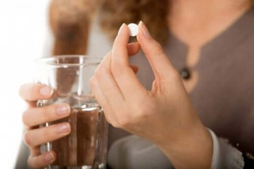 Kvinde tager piller til at kontrollere crohns sygdom