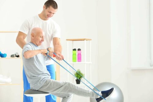 Ældre mand laver øvelser med elastik
