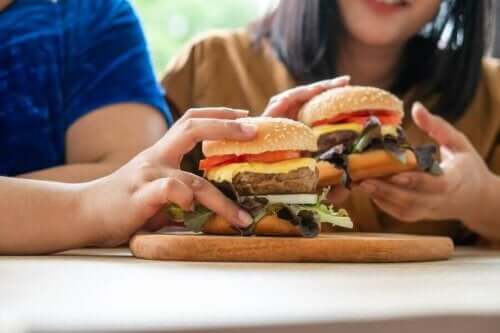To personer spiser burgere, selvom det er ultraforarbejdede fødevarer