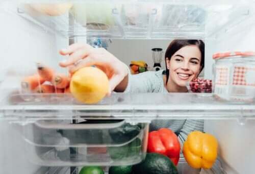 Kvinde tager citron i køleskab
