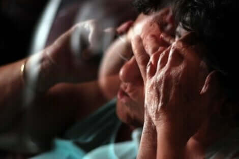 Mand tager sig til hoved