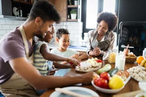 Familie laver mad sammen for at sikre god ernæring til børn