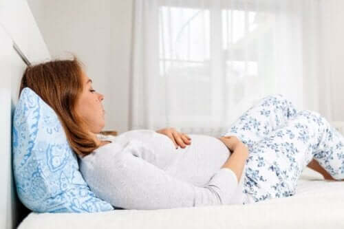 Gravid kvinde hviler sig og tænker over forholdet mellem epilepsi og graviditet