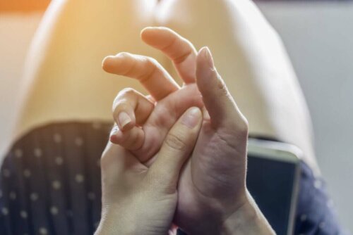Person masserer hånd som en del af behandlingen af tourettes syndrom