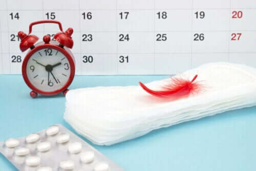 Kalender med menstruationsbind, ur og piller