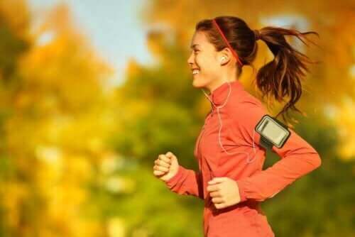 Kvinde motionerer ved at kombinere gang og løb
